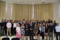 Foto de familia de autoridades y estudiantes participantes en el programa