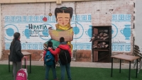 Escolares se detienen a ver a Hipatia antes de ir a clase