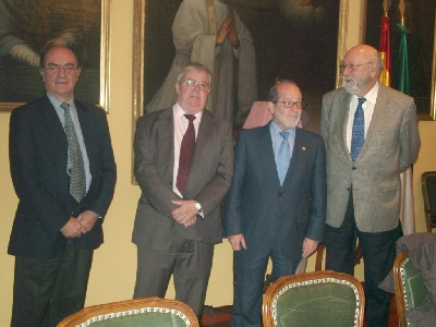 El profesor de Arqueologa, Jos Antonio Garriguet, recibe el premio Leocadio Martn Mingorance