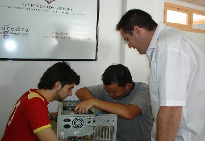 Corduba06/Lucena.Un curso ensea a los alumnos como tunear los equipos informticos a travs del 'modding'.