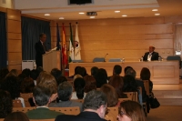 Imagen de archivo de la inauguracin en el Campus de Rabanales del primer curso de la Ctedra Elio Berhanyer. En la imagen, Antonio Gala y el diseador Berhanyer.