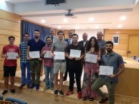 Foto de familia de autoridades y alumnado que ha recibido los diplomas acreditativos