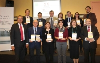 Juan Pedro Monferrer (el tercero por la izquierda de la segunda fila), en la foto de familia de la ltima edicin de los premios nacionales de edicin universitaria