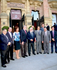 En el centro, el ministro de Agricultura y el rector. Junto a ellos, la presidenta de Diputacin, el alcalde y diversas autoridades.