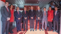  Jos Antonio Cristobal y Jos Carlos Gmez Villamandos (cuarto y quinto por la izda.) junto a representantes de ambas entidades en la inauguracin de la actividad que se celebra en Rabanales