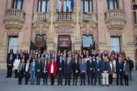 Foto de familia a la puerta del Rectorado