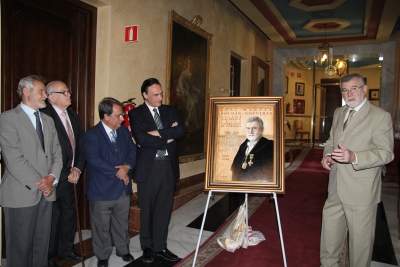 De izquierda a derecha, los ex rectores, Pea, Jover y Domnguez y el rector entrante, Jos Carlos Gmez Villamandos, escuchan las palabras del rector Jos Manuel Roldn