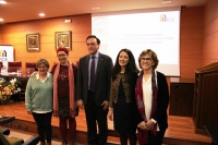 El rector en el centro, junto a M del Mar Garca Cabrera y las organizadoras del espacio