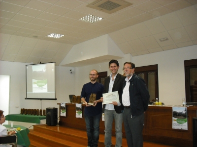 Miguel Antnez (izquierda) y Antonio Gomera (centro), del Aula de Sostenibilidad, recogen el reconocimiento de manos de Luis Rallo (derecha), miembro del Comit Organizador.