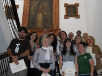 Los premiados, en la escalera de la Facultad 