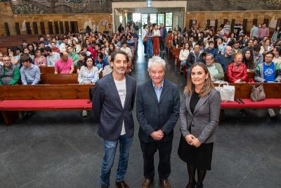 De izquierda a derecha: el investigador de la UCO Manuel Sánchez, el Nobel Paul Nurse y la vicerrectora de Política Científica de la UCO María José Polo