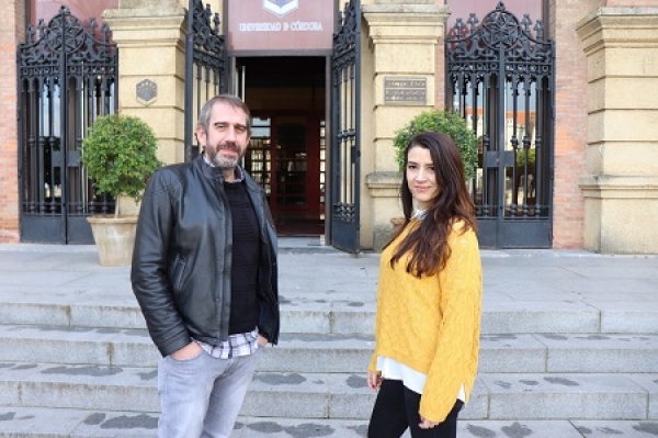 Los investigadores Rafael Peinado y Nieves López de Lerma, frente a la fachada del Rectorado.  