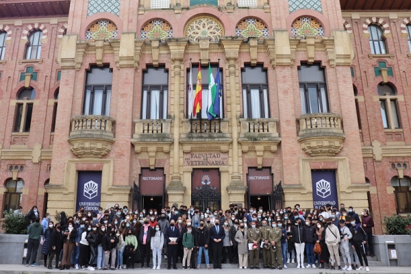 Los escolares participantes en la actividad, en la fachada del Rectorado.