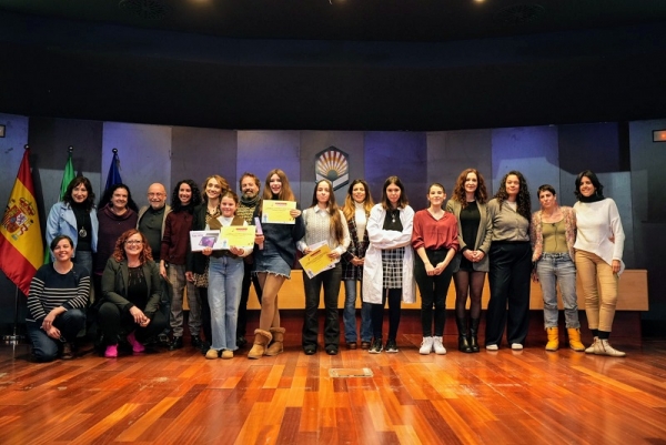 Foto de familia con todas las participantes en la final