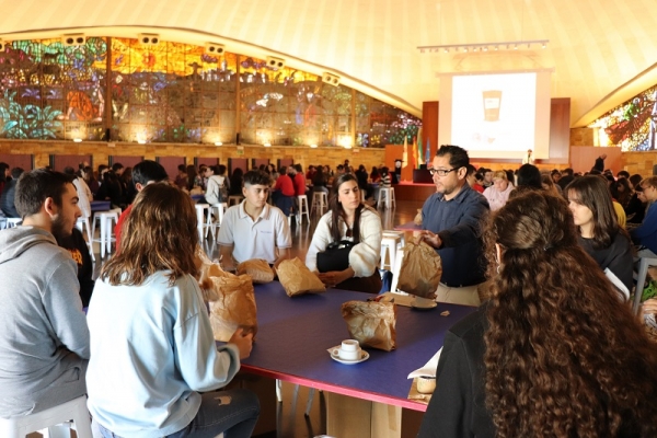 Imagen de una de las pasadas ediciones de Café con Ciencia, en el salón de actos Juan XXIII.