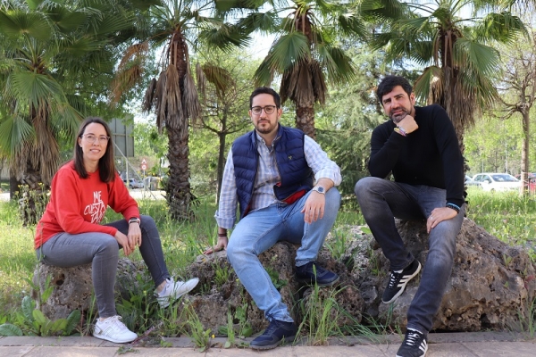 Los investigadores Amanda García, Juan Antonio Bellido y Javier Estévez, en el campus universitario de Rabanales. 