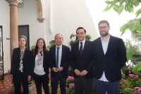 De izq. a dch. la directora del Archivo Histórico Provincial, Alicia Córdoba, la delegada territorial de Cultura de la Junta de Andalucía, Cristina Casanueva, el decano de la Facultad de Filosofía y Letras, Ricardo Córdoba, el rector de la Universidad de Córdoba, José Carlos Gómez Villamandos, y el profesor Javier López Rider. 