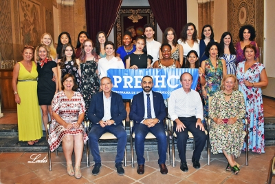 Foto de familia de los alumnos PRESHCO junto a las autoridades