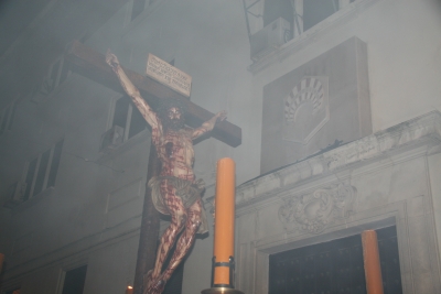 Paso del Cristo de la Universidad ante la sede del antiguo Rectorado