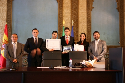 El equipo campen con las autoridades acadmicas asistentes a la final