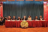 94 personas reciben sus diplomas en el acto de clausura de curso de la Ctedra Intergeneracional en Crdoba.