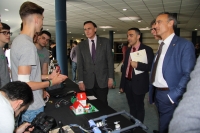 Alumnos de institutos explican sus proyectos a Jos Carlos Gmez Villamandos, Alfonso Zamorano, Bartolom Cantador y Juan J. Luna.