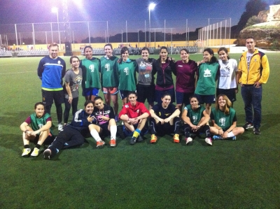 Las tres alumnas de PRESHCO junto a Joaqun Coca, entrenador y el equipo femenino del Palomera Naranjo y Csar Galn.