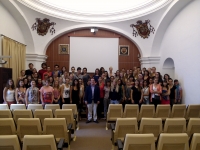 Los alumnos en el aula magna tras el acto de recepcin