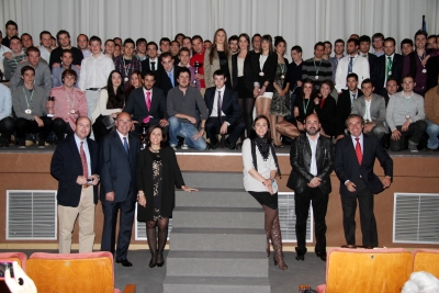 Foto de familia de deportistas y autoridades en el acto de clausura de Interagrnomos 2012