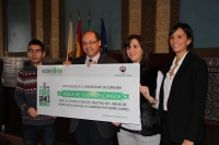 Los representantes de la UCO junto a Antonio Cubero (segundo por la izq) y Coral Martinez (primera a la dcha) con el premio alcanzado