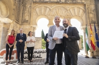 Luis Medina recibe de manos del consejero de Cultura, Miguel ngel Vzquez, la distincin concedida a la UCO. 