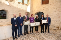 Foto de familia de autoridades  premiados