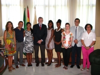 El Rector con las alumnas Jasmine Mason, Marlissa Stalling y Kevona Belcher, el decano de Ciencias, la vicedecana de Investigacin, Relaciones Internacionales y Movilidad, los directores de los grupos de investigacin y Maria Antonia Fuentes.