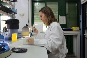 La investigadora Patricia Castro, autora de la investigación en la UCO, en el laboratorio.