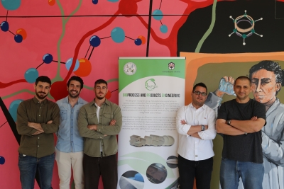 El equipo de científicos que han desarrollado el material biodegradable y descontaminante