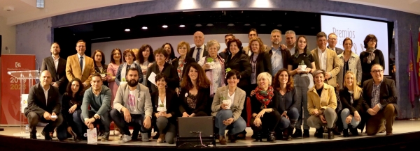 El grupo de personas premiadas junto con las autoridades