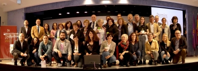 El grupo de personas premiadas junto con las autoridades