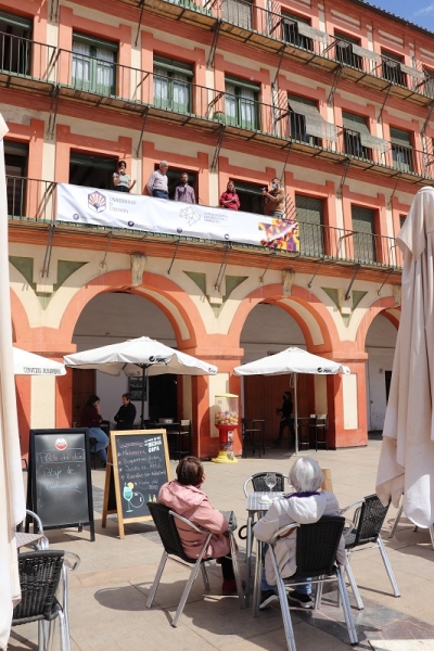 Divulgando ciencia desde un balcón de la plaza de la Corredera